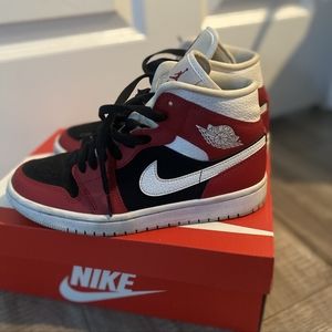 Mid Jordan 1 shoes
